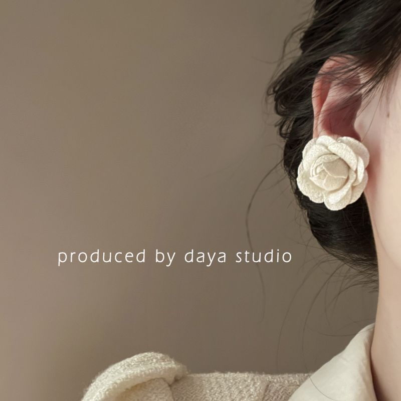Du Weihe French camellia flower earrings with a sense of atmosphere Hepburn high-end niche design gentle retro earrings