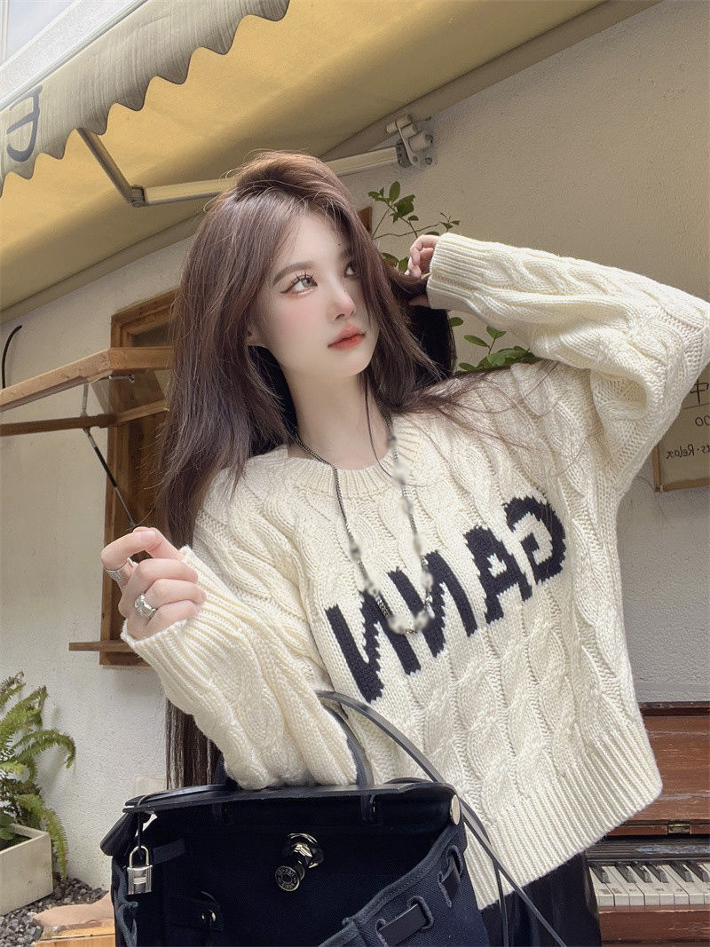 Sweet and cool round neck twist sweater women's autumn and winter 2022 new design sense niche chic letters loose short top
