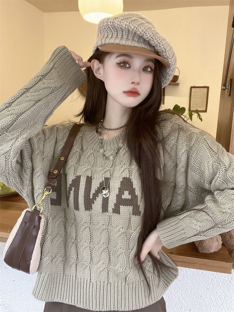 Sweet and cool round neck twist sweater women's autumn and winter 2022 new design sense niche chic letters loose short top