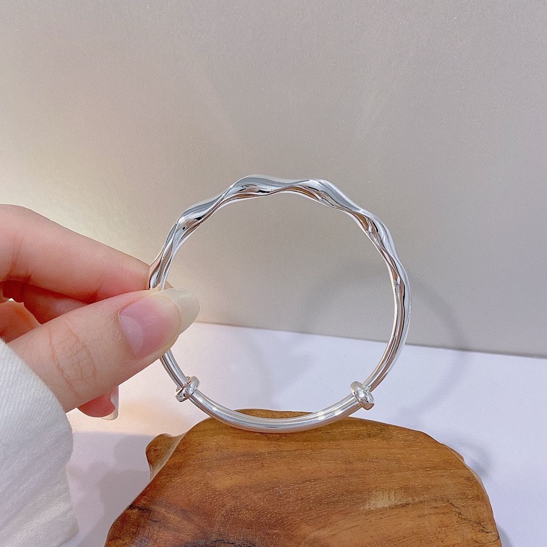 The new Mobius twist bracelet women's new line wave bright surface simple plain circle high-end girlfriends bracelet bracelet