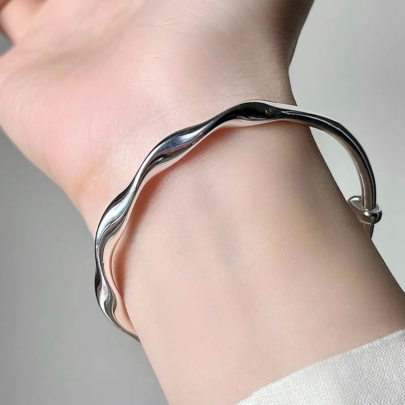 The new Mobius twist bracelet women's new line wave bright surface simple plain circle high-end girlfriends bracelet bracelet