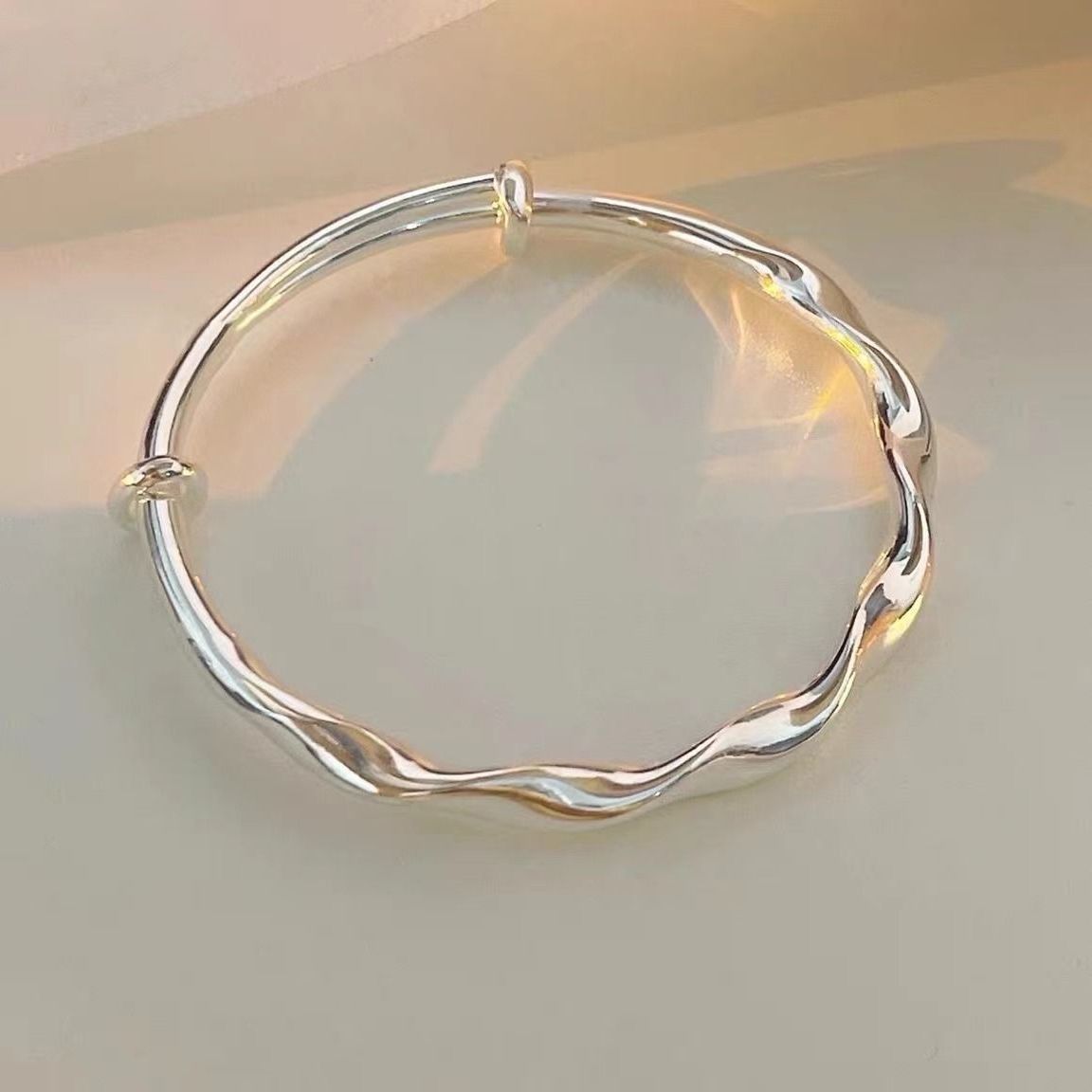 The new Mobius twist bracelet women's new line wave bright surface simple plain circle high-end girlfriends bracelet bracelet