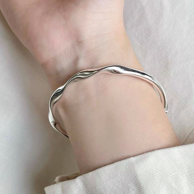 The new Mobius twist bracelet women's new line wave bright surface simple plain circle high-end girlfriends bracelet bracelet