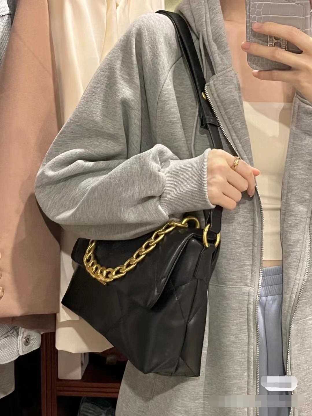 This year's popular explosive small square bag women's autumn and winter 2022 new high-end texture niche retro one-shoulder Messenger bag