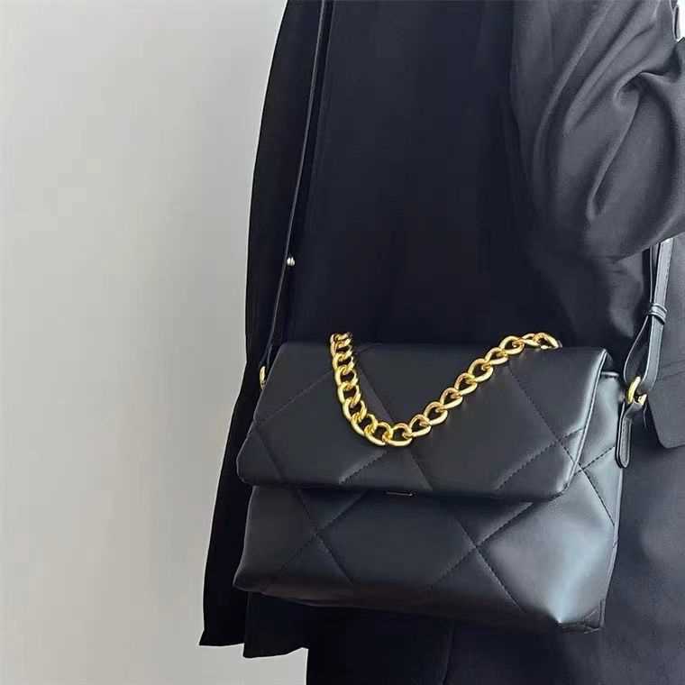 High-end black girl bag 2022 new niche rhombus chain armpit bag casual commuting shoulder Messenger bag