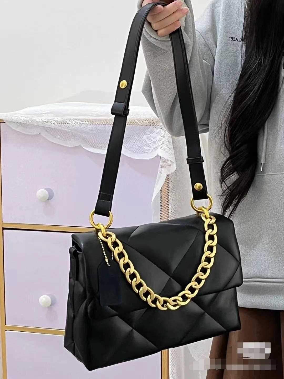 This year's popular explosive small square bag women's autumn and winter 2022 new high-end texture niche retro one-shoulder Messenger bag