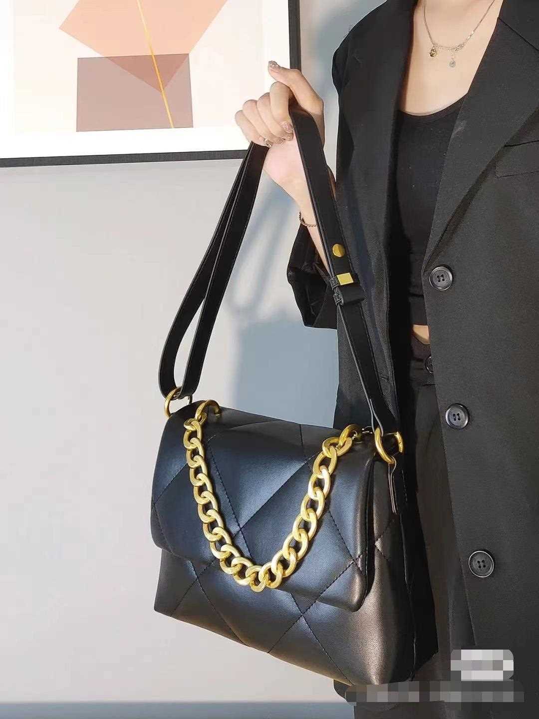 This year's popular large-capacity underarm bag women's 2022 new trendy autumn and winter high-end texture niche one-shoulder Messenger bag