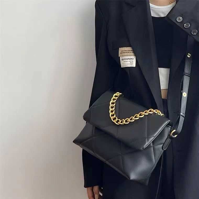 High-end black girl bag 2022 new niche rhombus chain armpit bag casual commuting shoulder Messenger bag