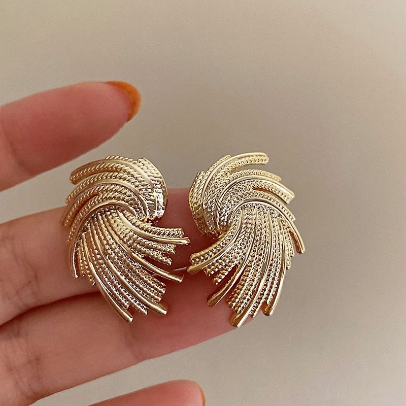 Can't hide the high-end metal Hong Kong style niche design earrings cold wind light luxury French retro geometric earrings