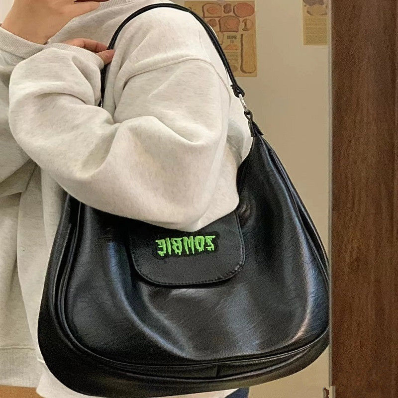 Bag female 2022 new summer underarm bag student class large-capacity one-shoulder portable black messenger tote bag