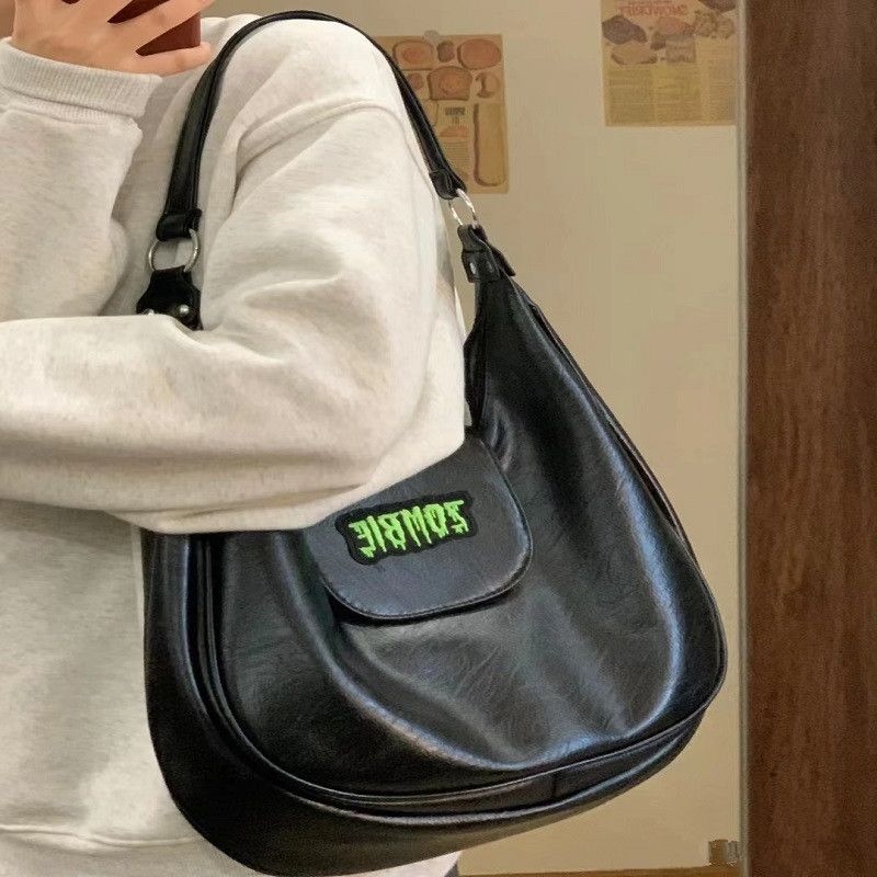 Bag female 2022 new summer underarm bag student class large-capacity one-shoulder portable black messenger tote bag