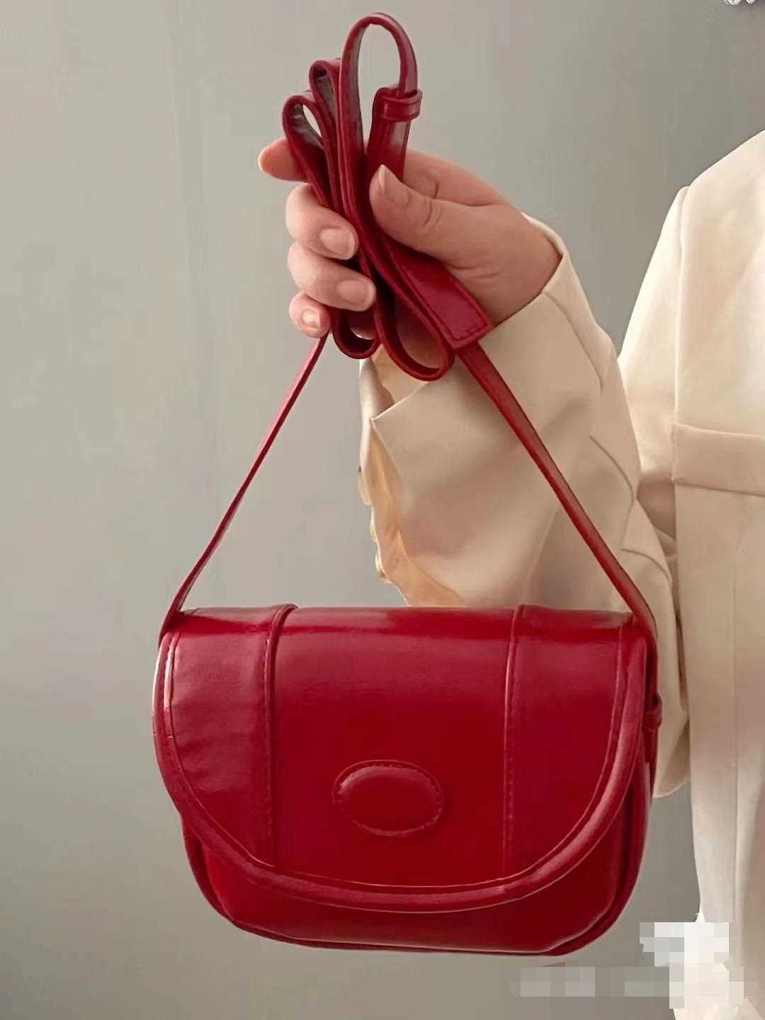 Korean retro oil wax leather saddle bag women's 2022 new niche texture fashion half-moon shaped shoulder Messenger bag