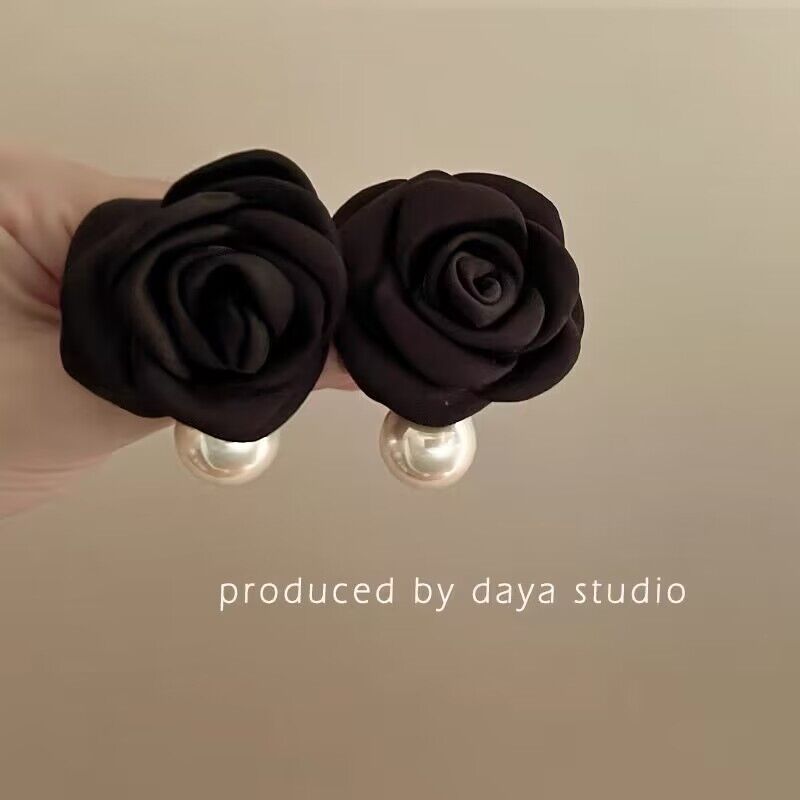 The night is sultry, romantic French retro black rose pearl earrings, light luxury, high-end fairy temperament, Hong Kong style earrings