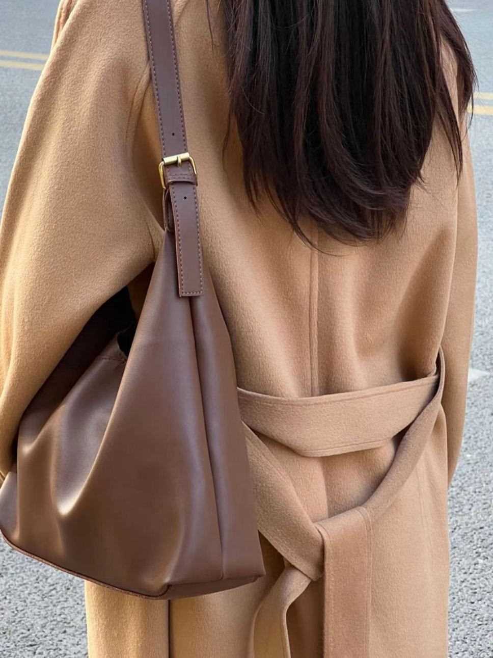 Korean version of the soft shoulder large bag all-match commuter bag 2022 new large-capacity Messenger bag portable fashion sense of luxury