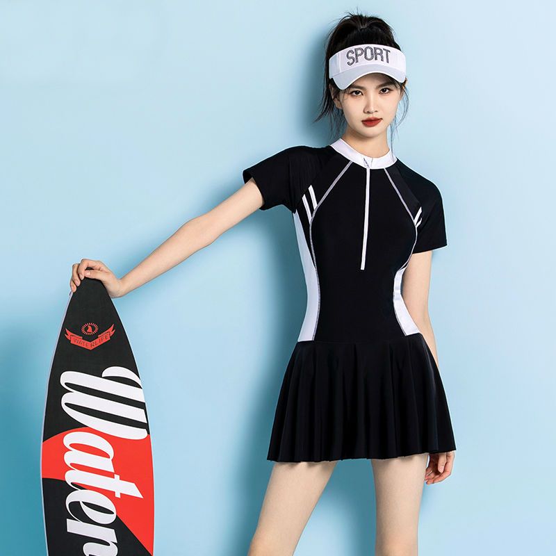 Ladies' one-piece swimsuit professionally covers belly and looks thinner