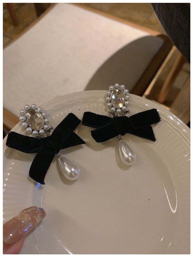 Black velvet bow earrings ~ rich family style high-end pearl earrings retro small fragrant Hepburn earrings
