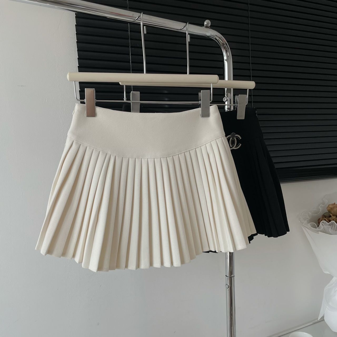 Woolen half length skirt, high waisted pleated skirt, autumn and winter new Spicy Girl anti glare short skirt, slim and small A-line skirt