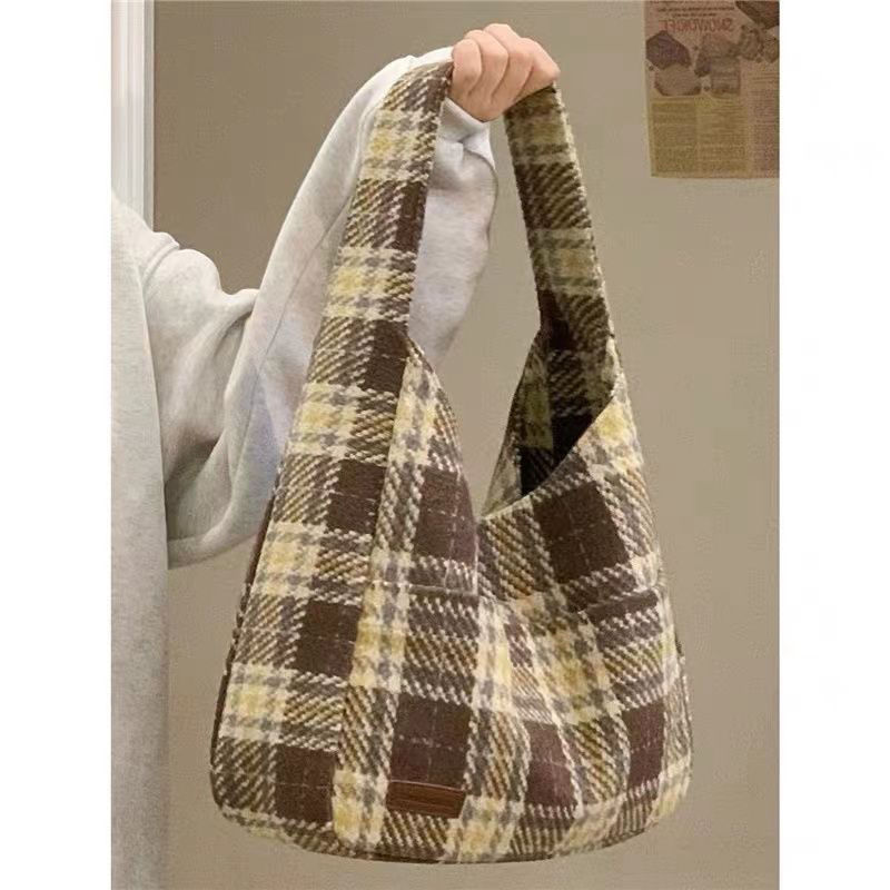 Large-capacity bag women's autumn and winter new Korean version of the plaid retro all-match literature and art college students one-shoulder commuting tote bag