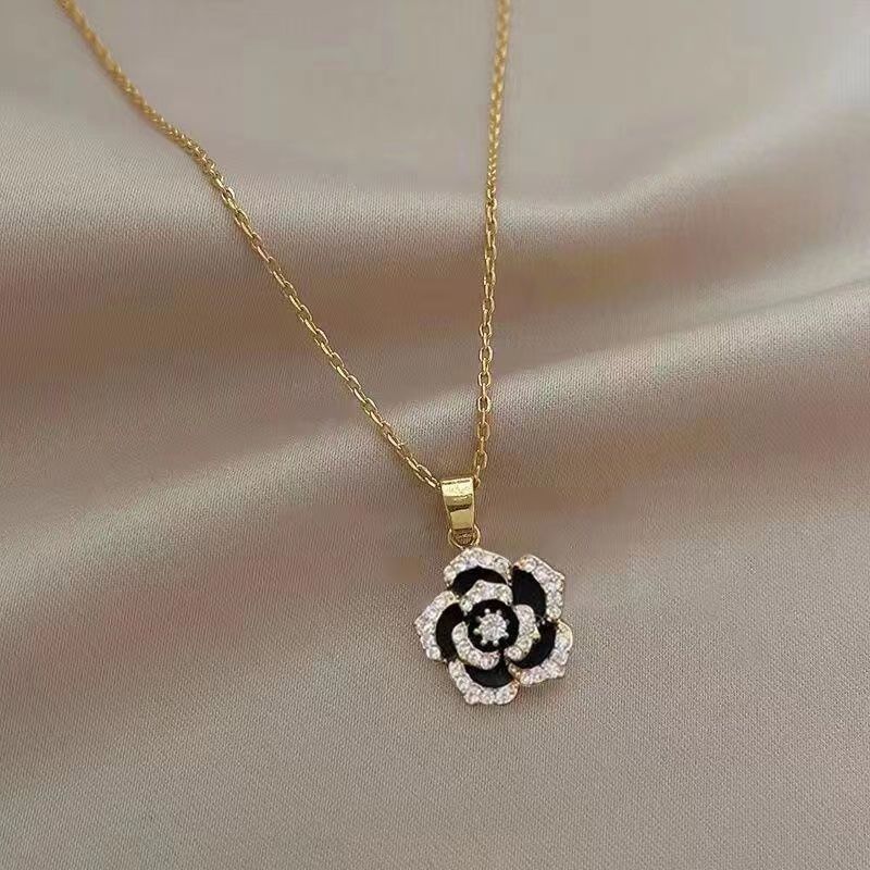 Design sense niche black camellia necklace female clavicle chain 2022 new ins simple temperament necklace summer