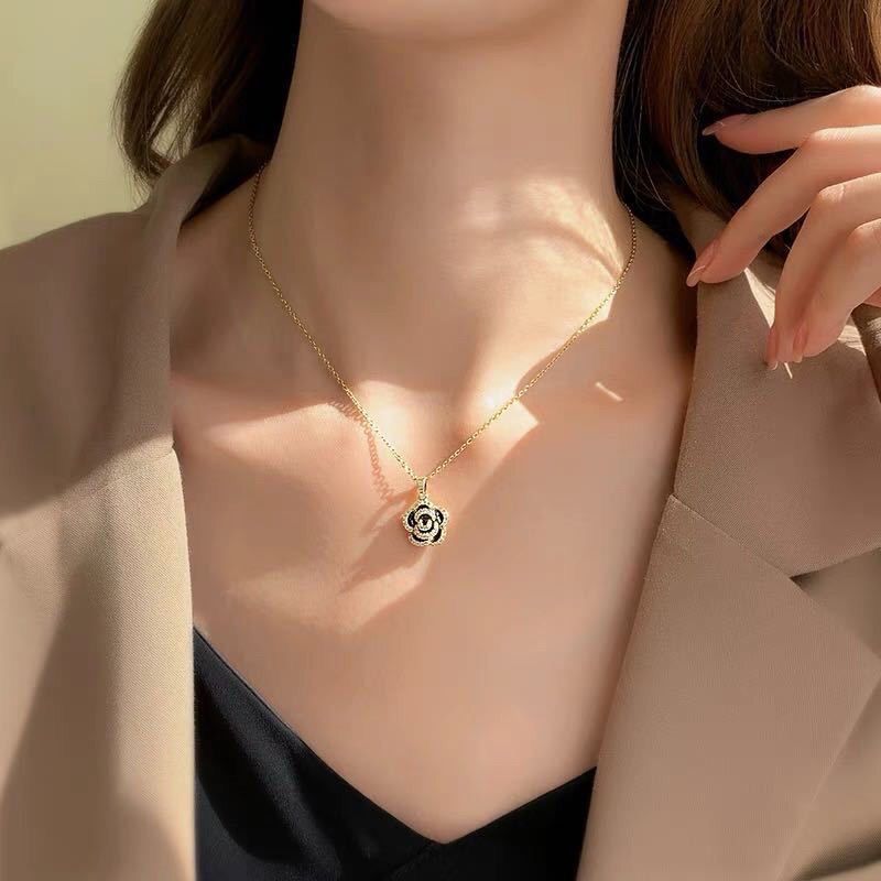 Design sense niche black camellia necklace female clavicle chain 2022 new ins simple temperament necklace summer