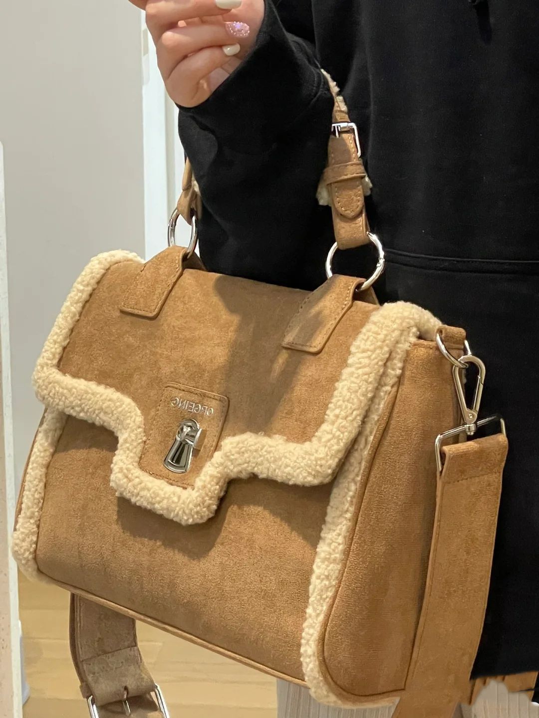 Large-capacity lamb wool tote extra large bag women's new fur hand-held one-shoulder plush autumn and winter layered commuting