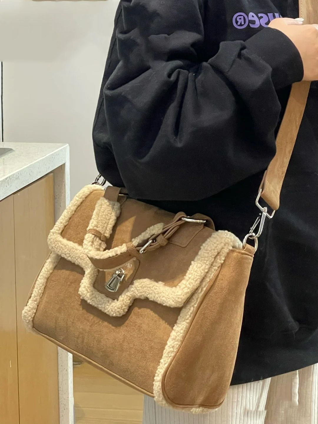 Large-capacity lamb wool tote extra large bag women's new fur hand-held one-shoulder plush autumn and winter layered commuting