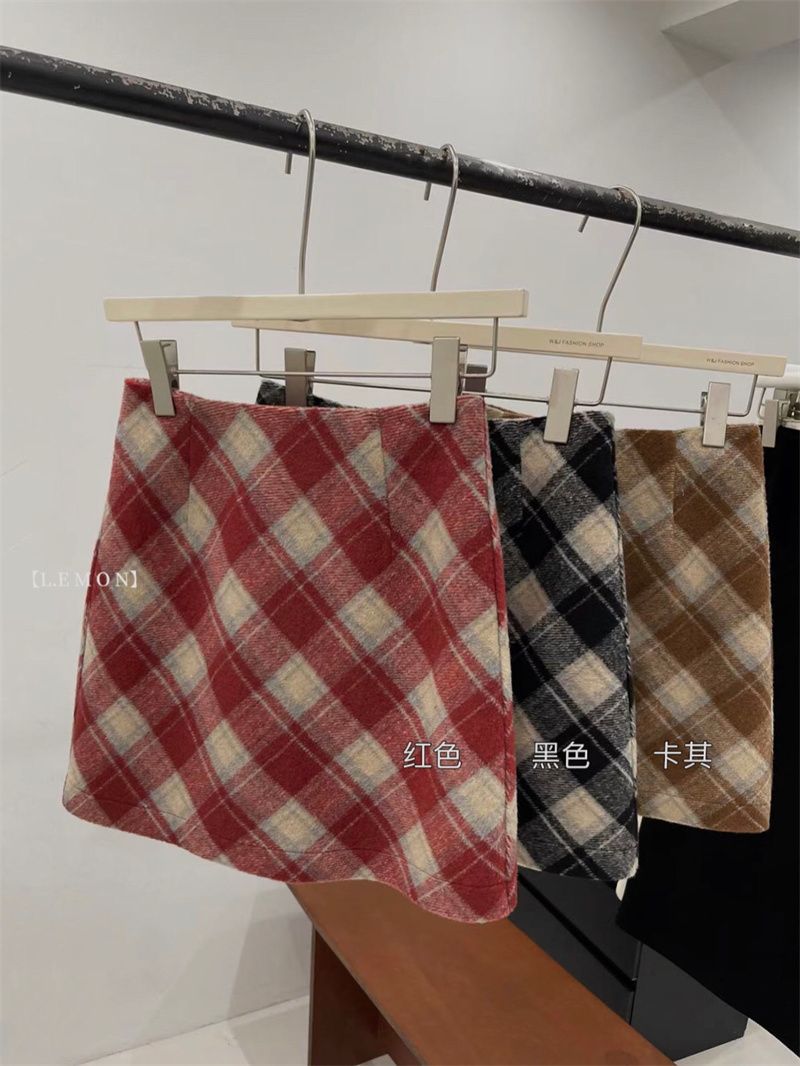 Woolen plaid half length skirt for autumn and winter, new high waisted and slim A-line short skirt, anti glare retro plaid wrap buttocks skirt