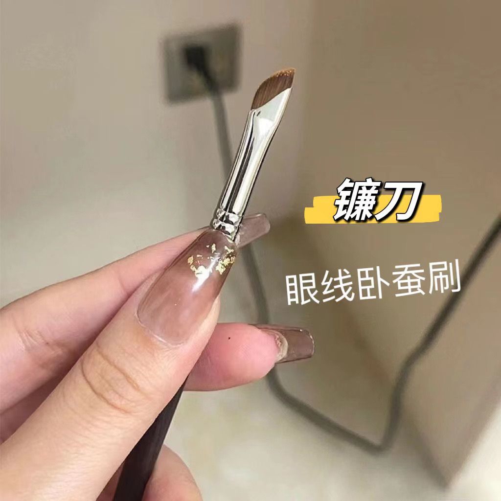Sickle eyeliner brush oblique flat head eyelid down to lying silkworm eyebrow brush very fine blade makeup brush a pack portable