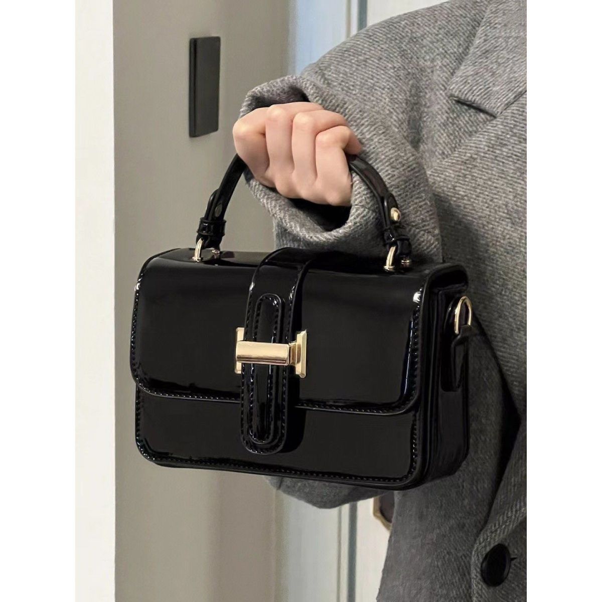 Women in the bag niche, high-end sense, shiny face, small square, 2022 new autumn and winter style, versatile, one shoulder commuting crossbody bag for women