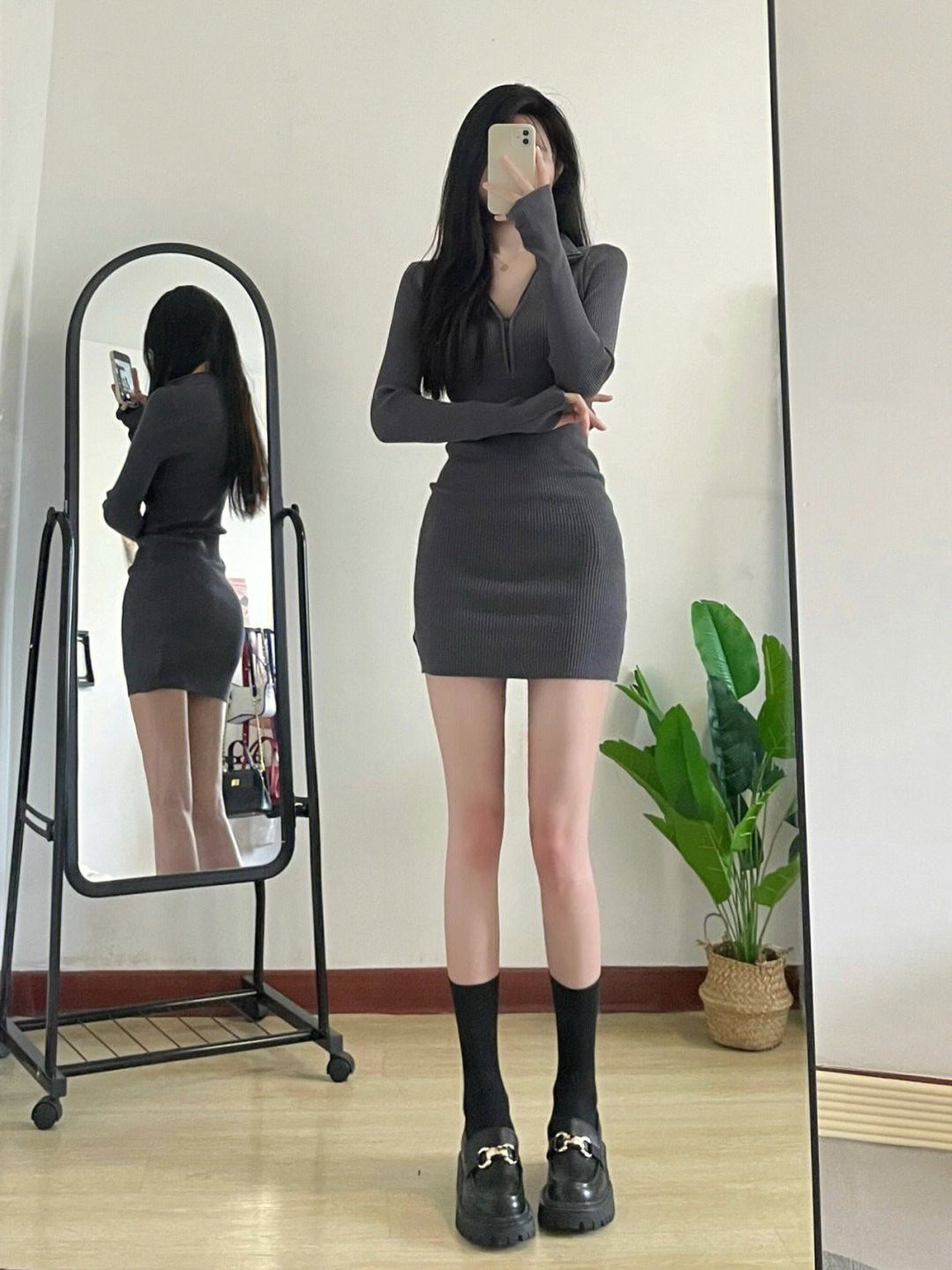 High-end temperament long-sleeved pure desire bottoming dress for women autumn and winter new hot girl zipper hip pure desire short skirt