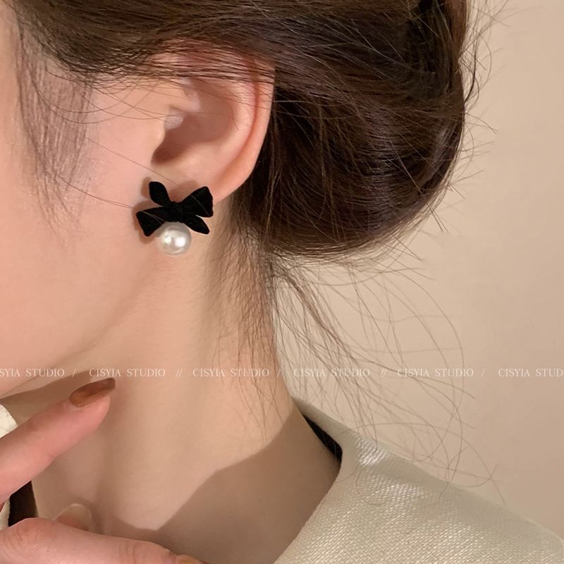 秋冬珍珠黑丝绒蝴蝶结耳钉2023年新款潮耳饰女小众设计感高级耳环