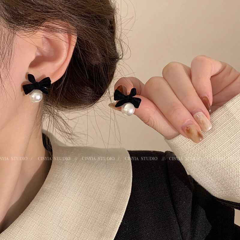 秋冬珍珠黑丝绒蝴蝶结耳钉2023年新款潮耳饰女小众设计感高级耳环