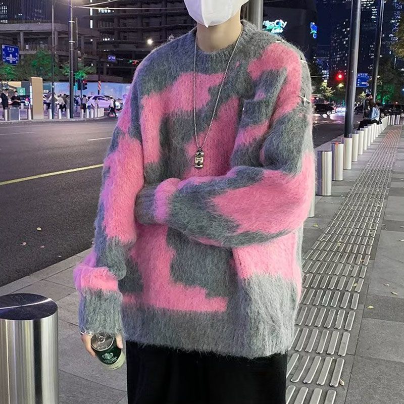 Pink sweater for both men and women, with a lazy and luxurious style. Wearing trendy outerwear for autumn and winter_voghion.com