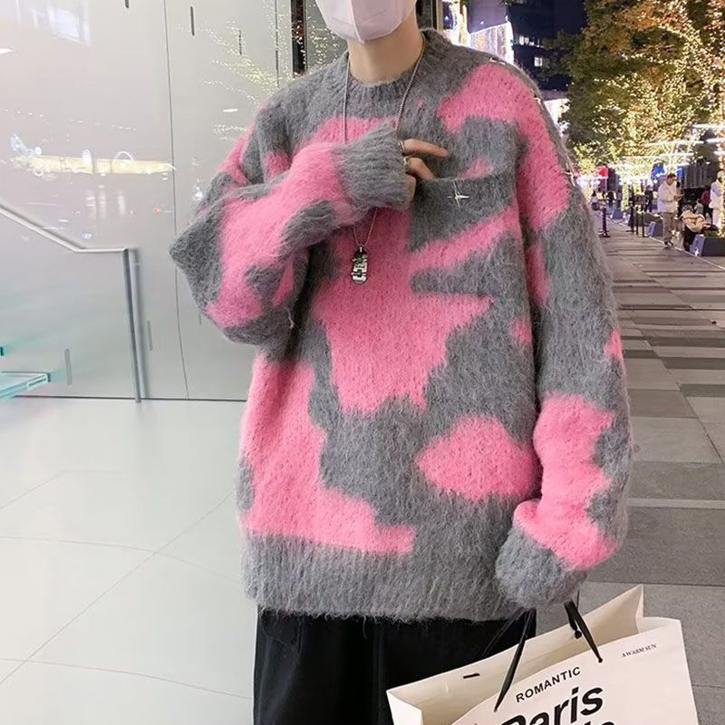 Pink sweater for both men and women, with a lazy and luxurious style. Wearing trendy outerwear for autumn and winter_voghion.com