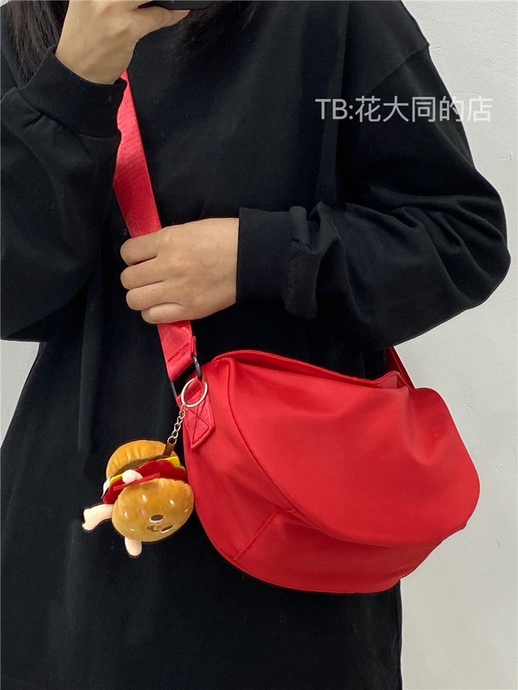 今年流行小包女2023新款潮紅色斜挎包女休閒運動單肩包百搭餃子包