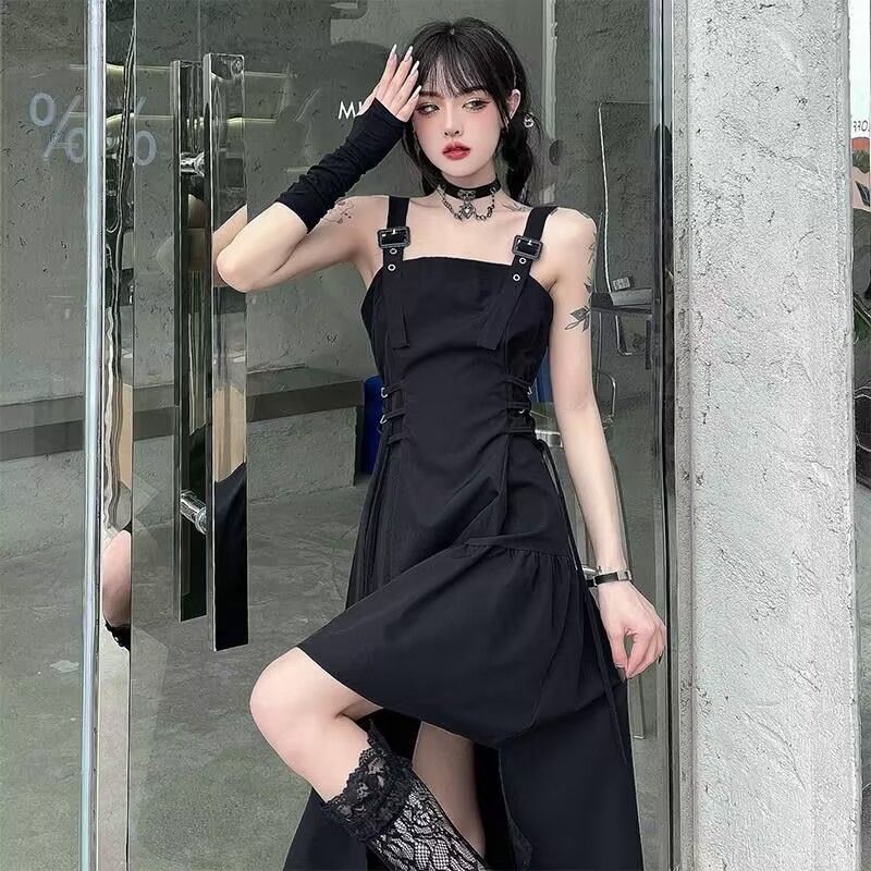 赫本风收腰显瘦吊带连衣裙女春夏新款韩版法式设计感小众裙子