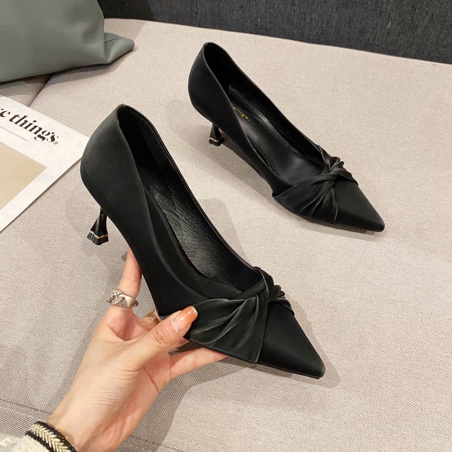High-heeled shoes 2023 new niche black soft surface professional work shoes not tired feet temperament pointed toe stiletto shoes