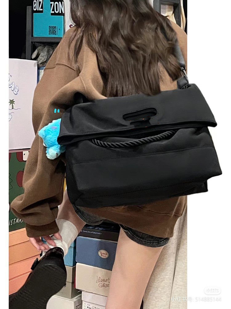 大容量學生包包女2022新款寬帶斜挎包高級感百搭郵差包通勤托特包