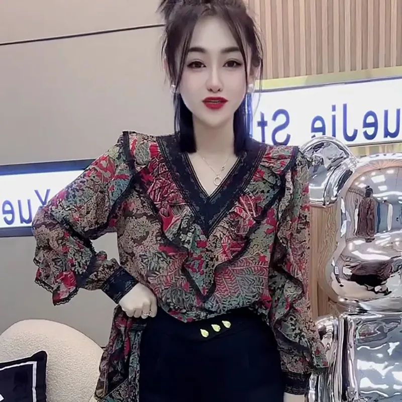 Internet celebrity popular 2023 new floral fashion chiffon shirt v-neck fungus all-match fashionable age-reducing women's small shirt