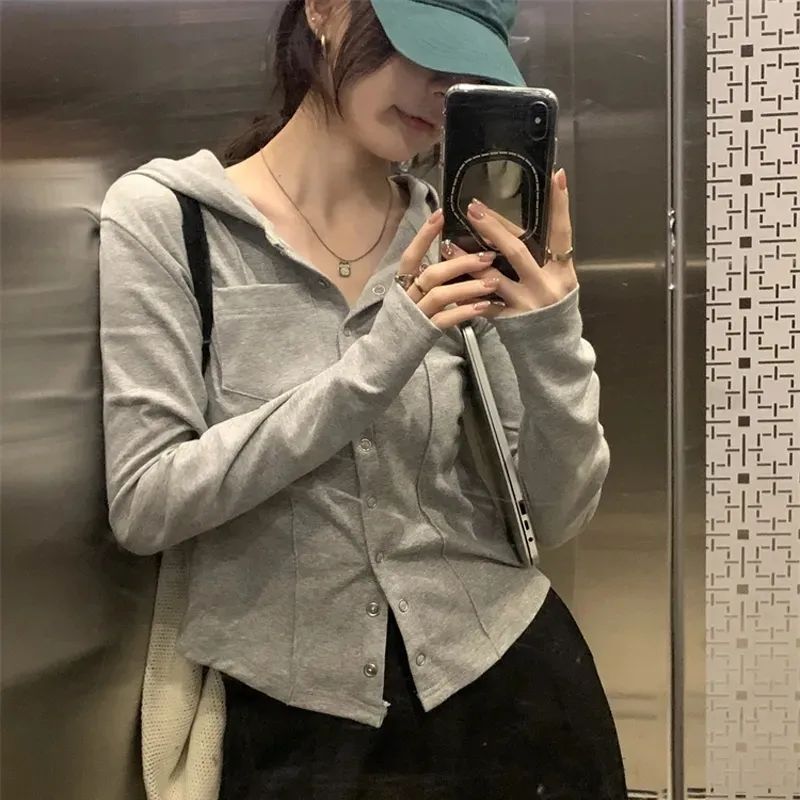 Spring and autumn 2023 new slim-fit hooded long-sleeved T-shirt for small women to wear a short cardigan pure desire top