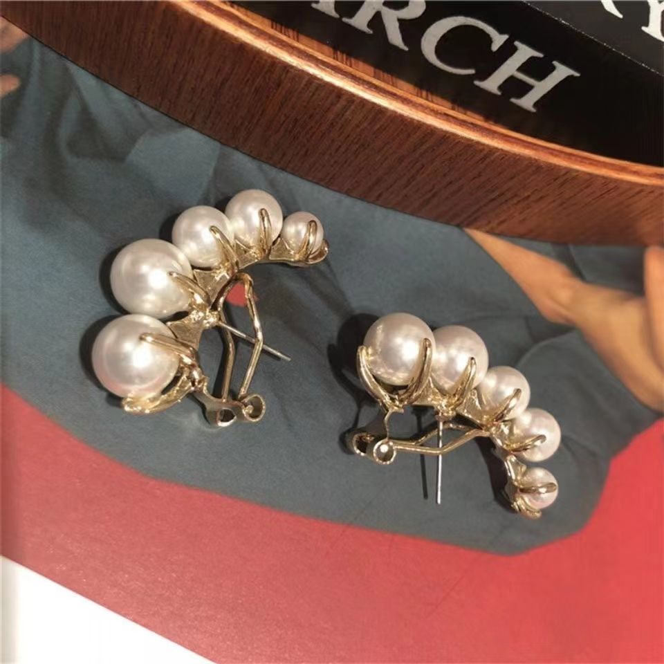 French retro elegant and simple niche design sense is so popular that the same exaggerated personality gradient pearl new style earrings are trendy