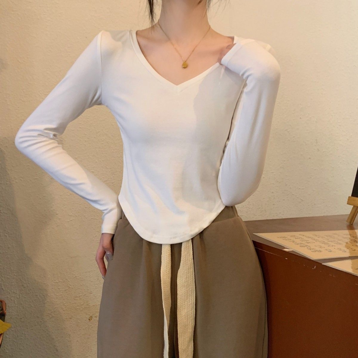 Spring and autumn tops, U-shaped hem, bottoming shirts, slim design, hot girls, pure desire, self-cultivation, shoulders, long-sleeved T-shirts, women