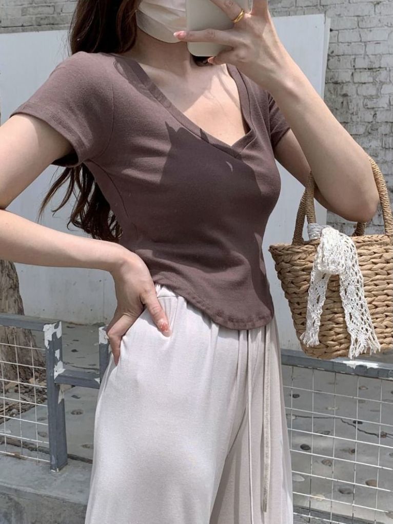 Design sense hot girl V-neck curved hem short-sleeved top women's summer shoulders slim fit and thin short bottoming shirt for outerwear