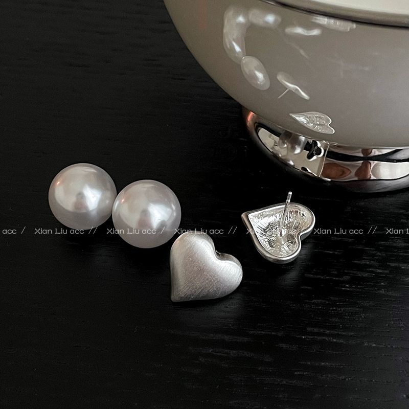 A pair of brushed love pearl earrings with a niche design sense of high-end earrings retro temperament versatile earrings for women