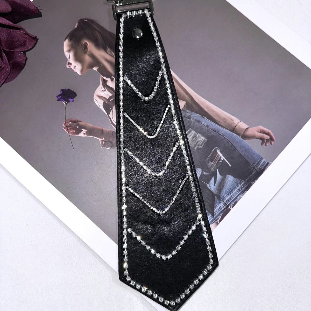 Cravatta stile diamante alla moda piccola e profumata, cravatta in pelle di alta qualità, fiore, diamante brillante, cervo che salta femminile_voghion.com