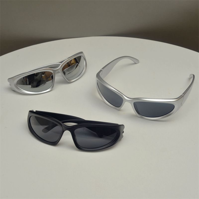 Millennial future technology-sense punk sunglasses for men and women, trendy Internet celebrities, street photography, functional style, European and American retro sunglasses