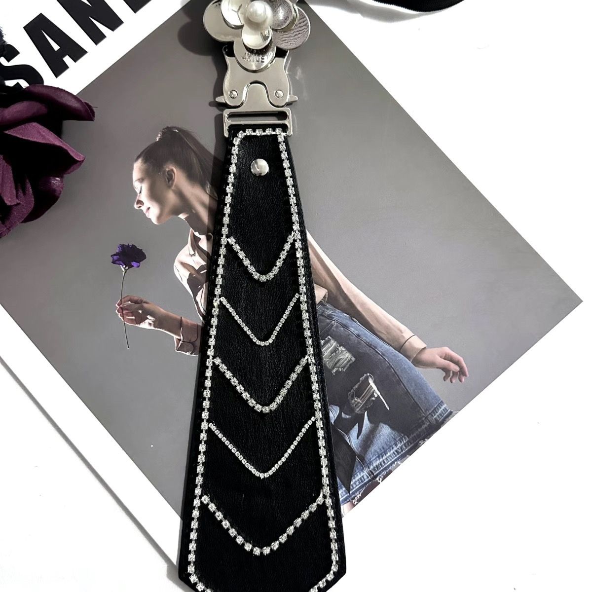 Cravatta stile diamante alla moda piccola e profumata, cravatta in pelle di alta qualità, fiore, diamante brillante, cervo che salta femminile_voghion.com