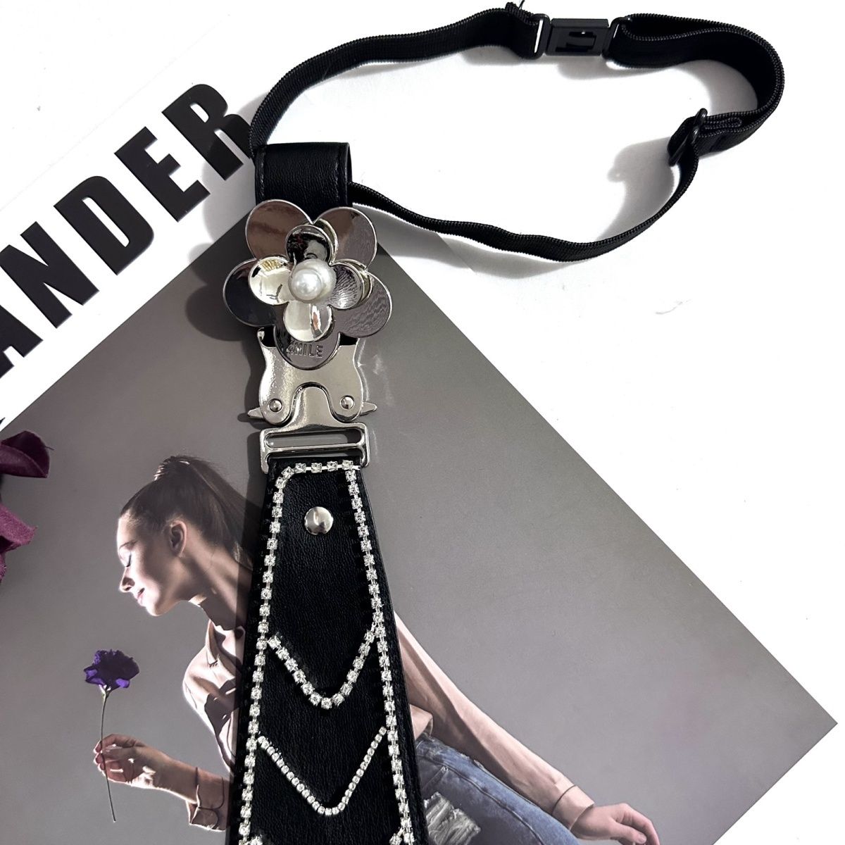 Cravatta stile diamante alla moda piccola e profumata, cravatta in pelle di alta qualità, fiore, diamante brillante, cervo che salta femminile_voghion.com