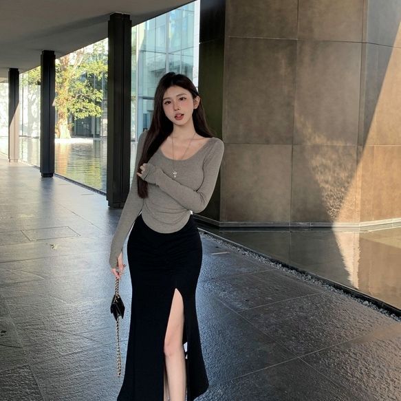 Internet celebrity Korean version of the two-piece suit women's big U-neck waist slimming long-sleeved T-shirt slit A-line package hip mermaid mid-length skirt
