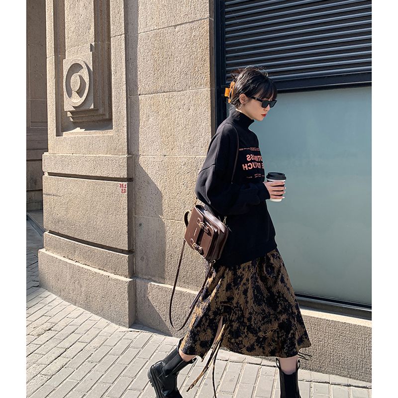 Ink tie-dye skirt women's autumn and winter 2023 new high-waisted slim hip-covering A-line retro pleated slit skirt